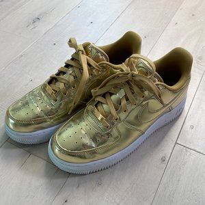 Wmns Air Force 1 -Liquid Metal - Gold'
Nike